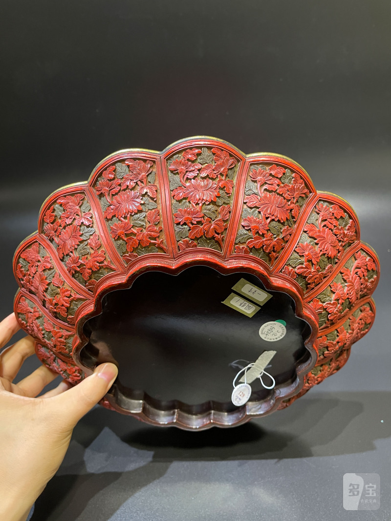 清乾隆 剔彩花卉纹菊瓣盘一对（原镶鎏金口） - 图10